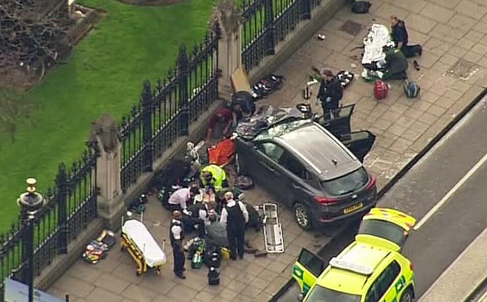 Atentado terrorista a metros del Parlamento británico dejó cinco muertos y al menos 40 heridos
